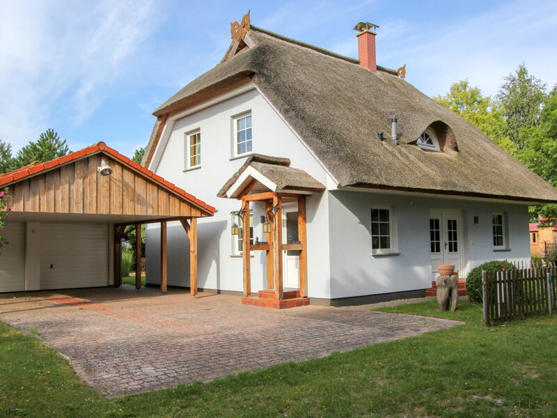 Rohrgedecktes Haus auf traumhaftem Grundstück in Ostsee-Nähe